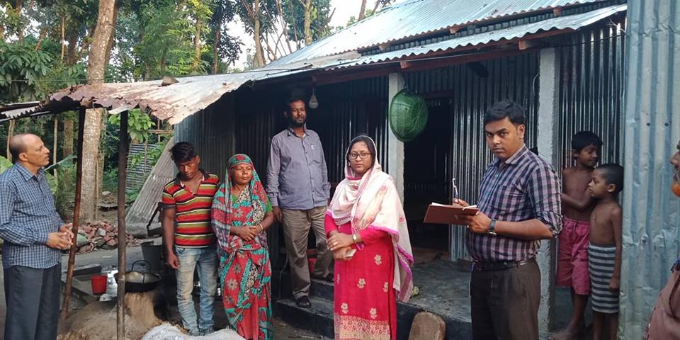 আজ ১৫-১০-২০১৮ তারিখে যার জমি আছে ঘর নাই তার নিজ জমিতে গৃহ নির্মাণ প্রকল্পের কার্যক্রম পরিদর্শন করেন জনাব মোছাঃ নাসরিন বানু, উপজেলা নির্বাহী অফিসার, বাগাতিপাড়া নাটোর।