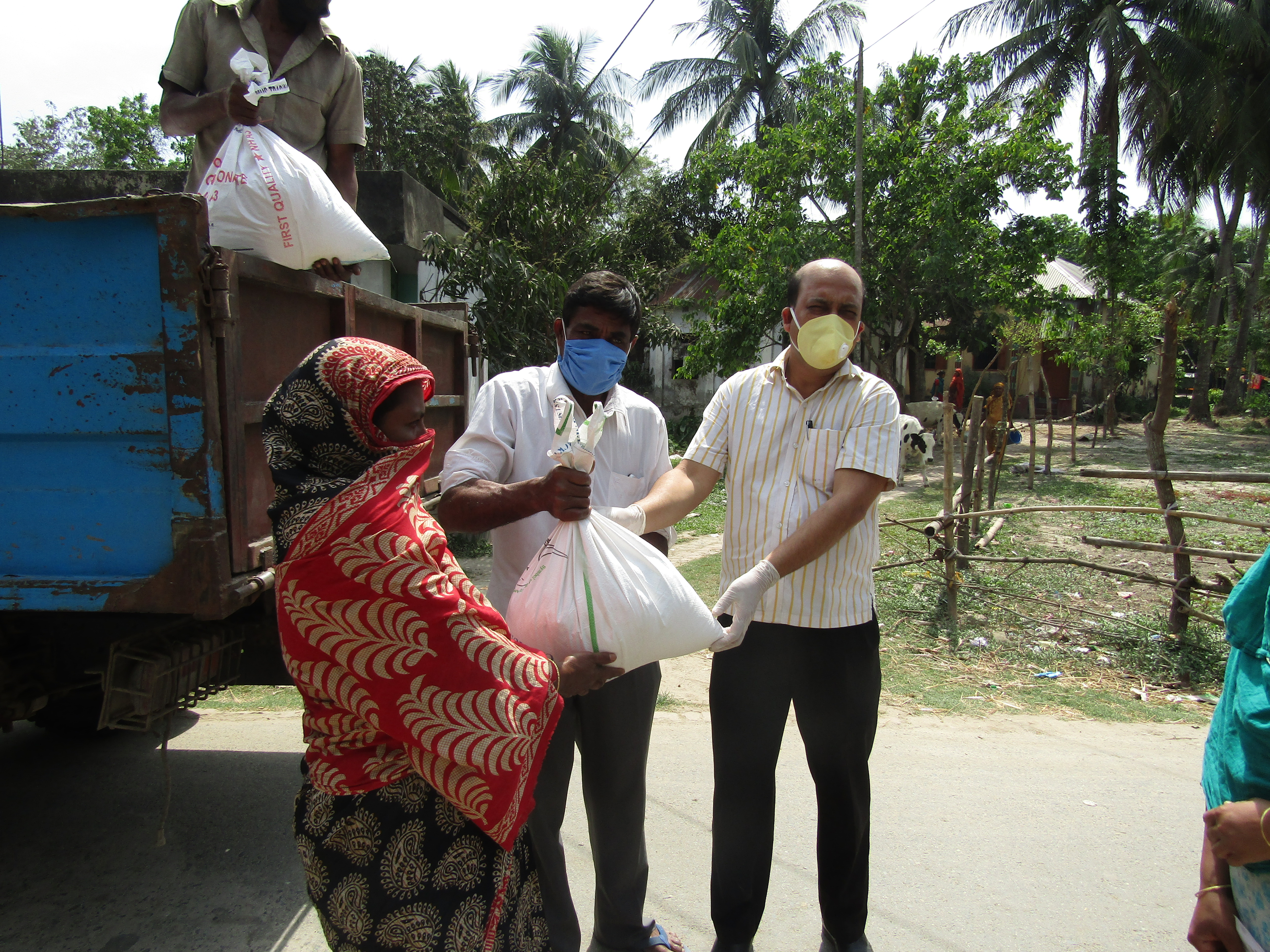 করনা ভাইরাস এর মহামারিতে দরিদ্র মানুষের মাঝে খাদ্য সামগ্রগী বিতরন