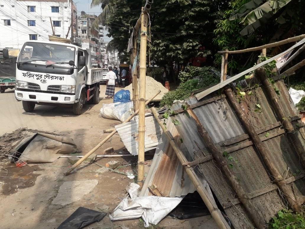 থানা রোড পূর্ব খাবাশপুর এর মোড় এলাকায় সরকারি যায়গা দখল অবমুক্ত অভিযান চলছে।