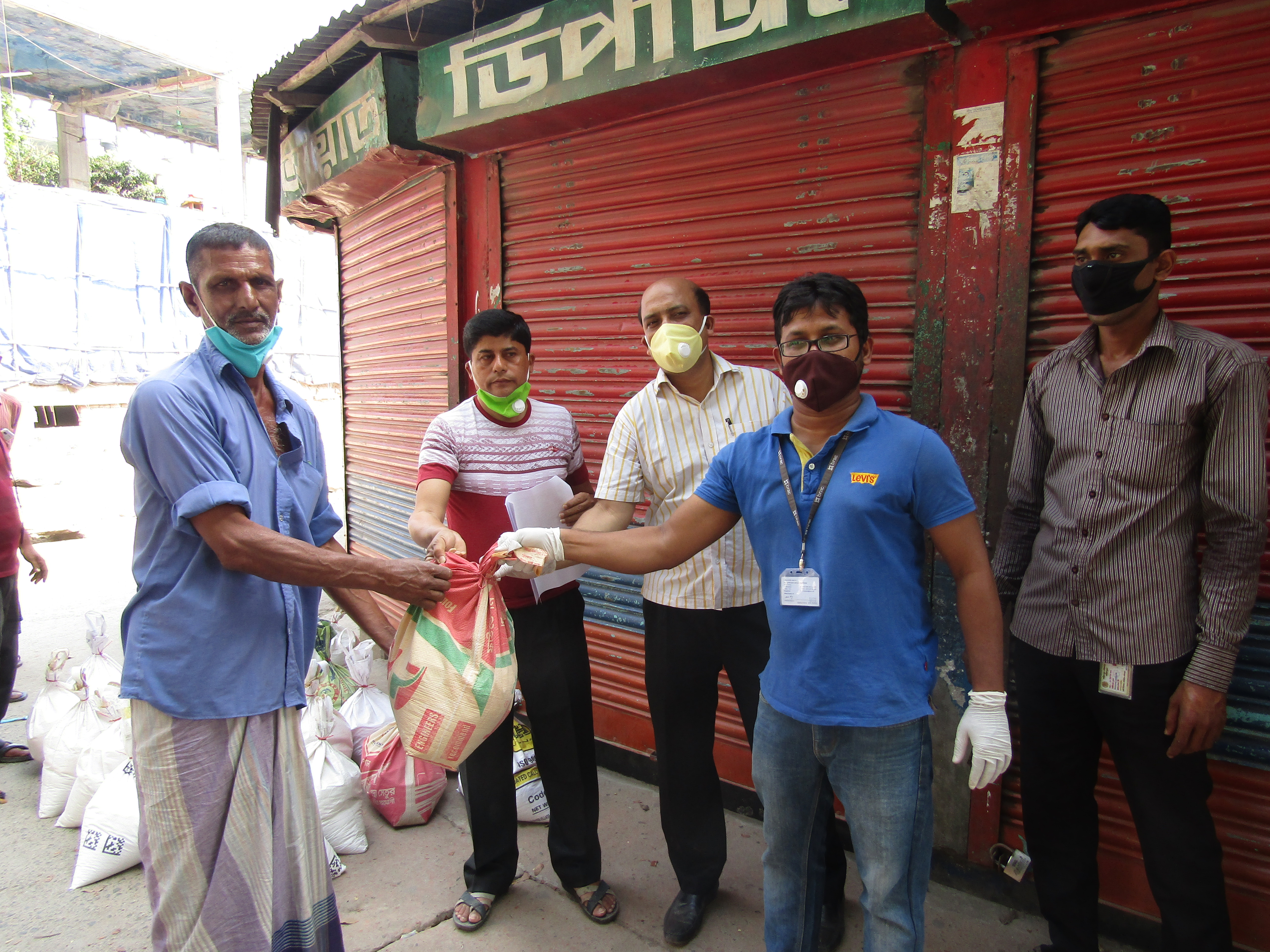 করনা ভাইরাস এর মহামারিতে দরিদ্র মানুষের মাঝে খাদ্য সামগ্রগী বিতরন