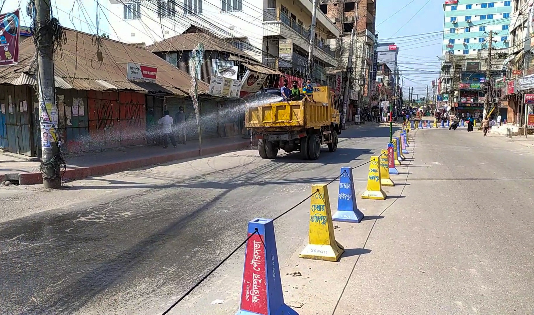 করোনাভাইরাসের সংক্রমণ রোধে ফরিদপুর পৌর এলাকার সব রাস্তায় জীবাণুনাশক স্প্রে