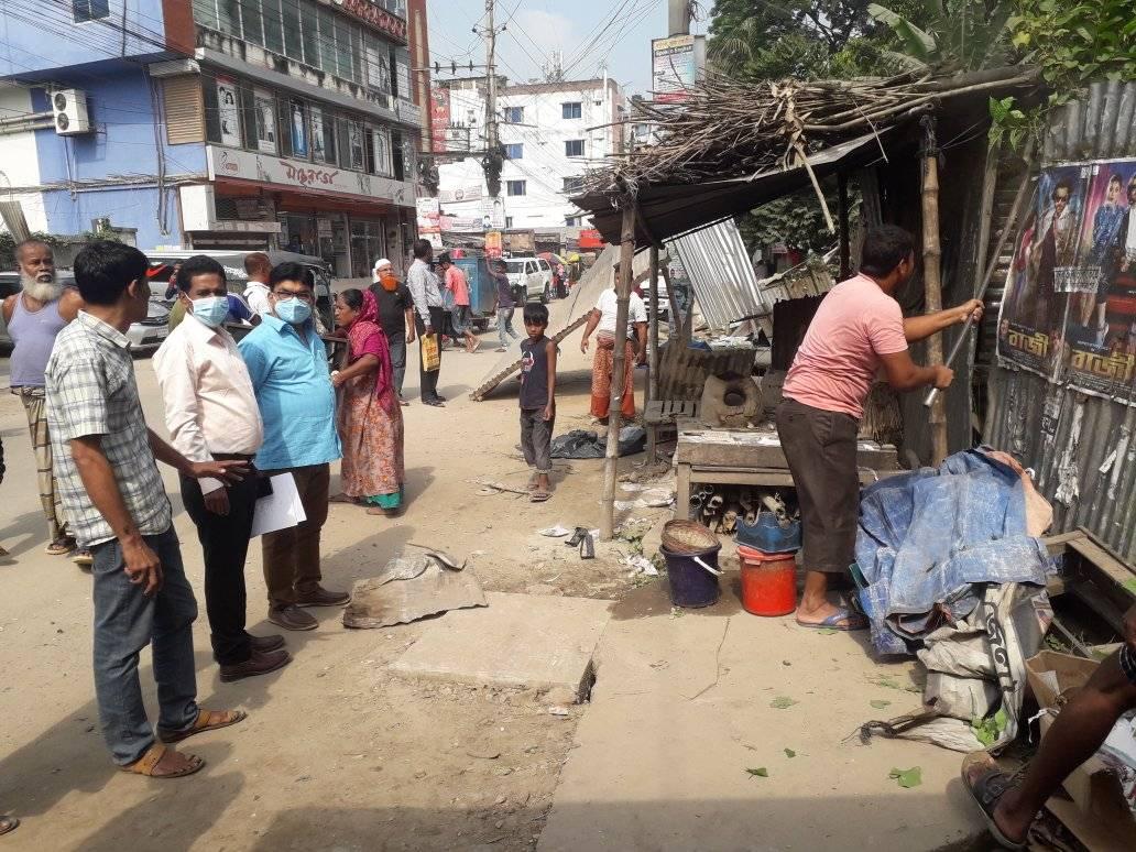 থানা রোড পূর্ব খাবাশপুর এর মোড় এলাকায় সরকারি যায়গা দখল অবমুক্ত অভিযান চলছে।