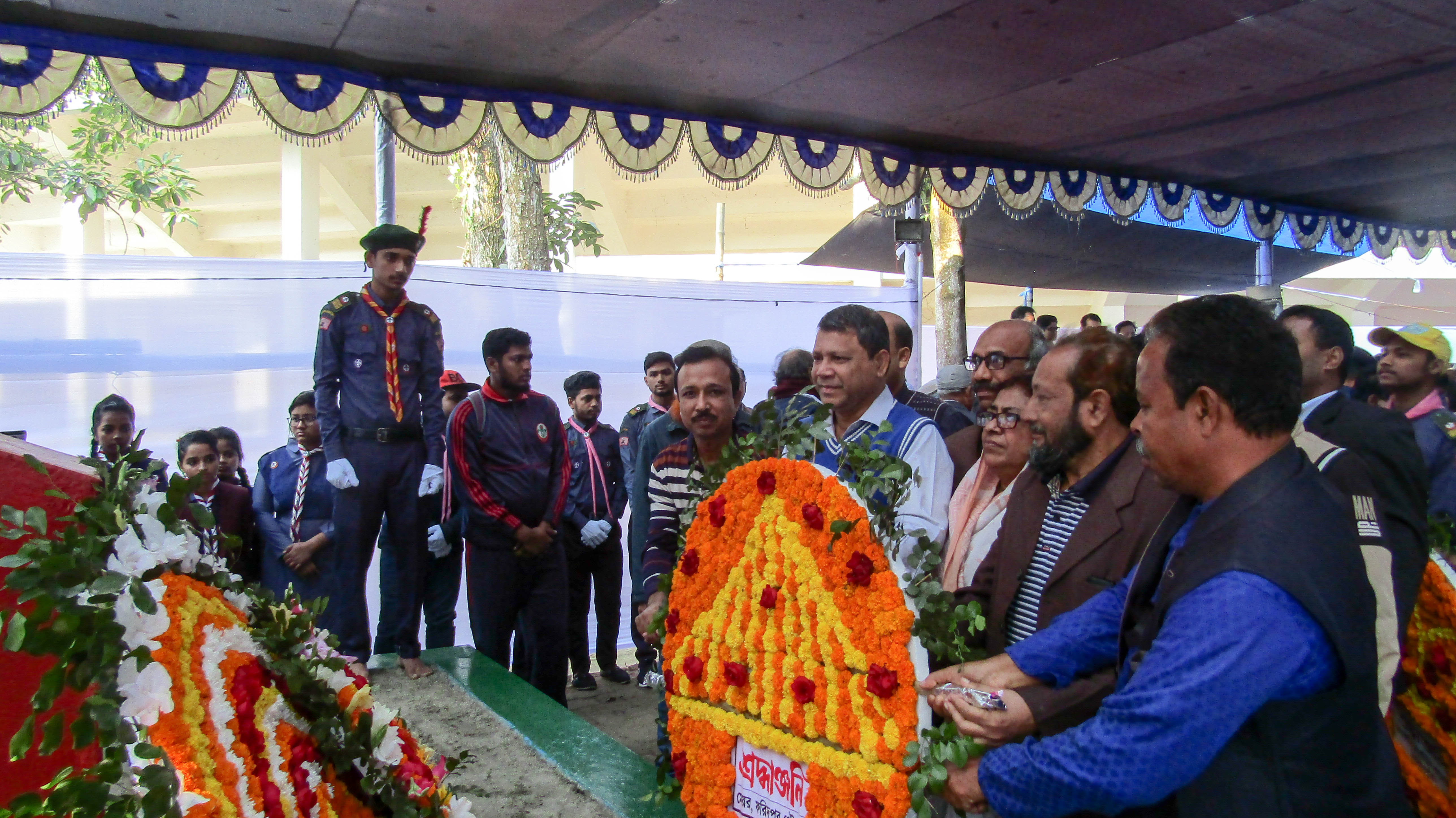 শহীদ বুদ্ধিজীবিদের গন কবরে শ্রদ্ধাঞ্জলি