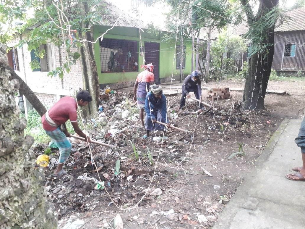 প্রতিটি পূজা মন্ডপ এর আশেপাশে পরিস্কার ও বালু দিয়ে মেরামত