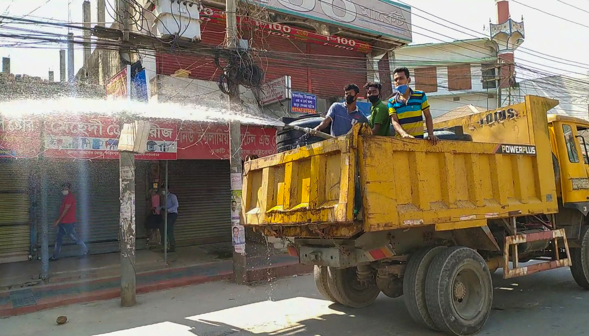 করোনাভাইরাসের সংক্রমণ রোধে ফরিদপুর পৌর এলাকার সব রাস্তায় জীবাণুনাশক স্প্রে
