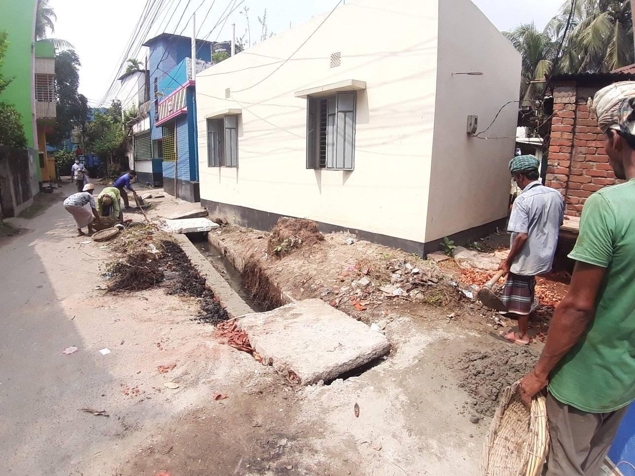 প্রতিটি পূজা মন্ডপ এর আশেপাশে পরিস্কার ও বালু দিয়ে মেরামত