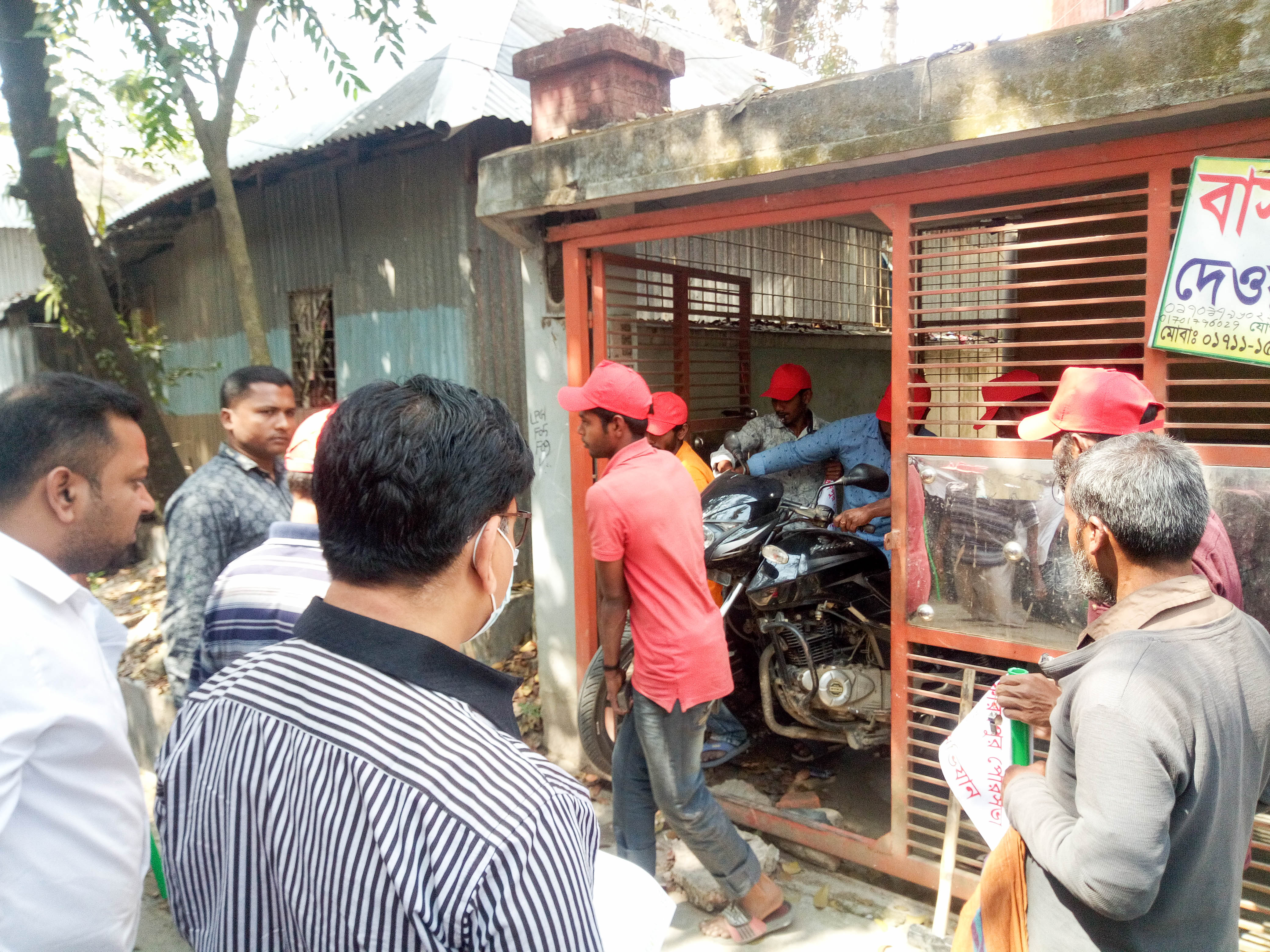 অবৈধ দোকান-সাইবোর্ড, বকেয়া পৌরকর এবং ময়লা আবর্জনা পরিস্কার অভিযান (চলমান)