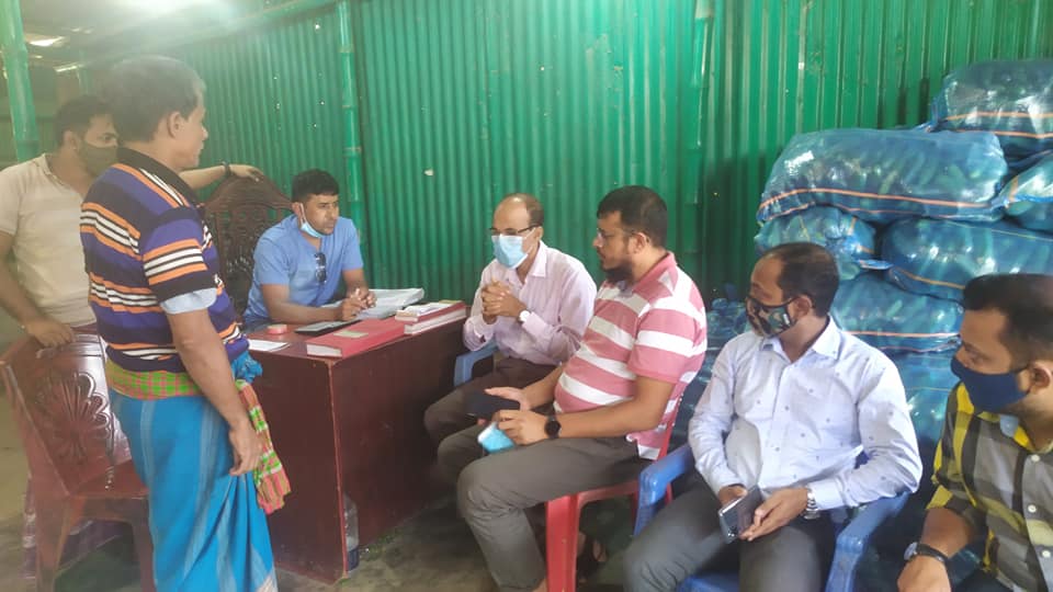 ফরিদপুর পৌরসভার সবজির আড়ত মালিকদের সাথে মতবিনিময় হল। সাথে ছিলেন কুয়েটের পুরকৌশল বিভাগের সহযোগী অধ্যাপক ড. খালেকুজ্জামান