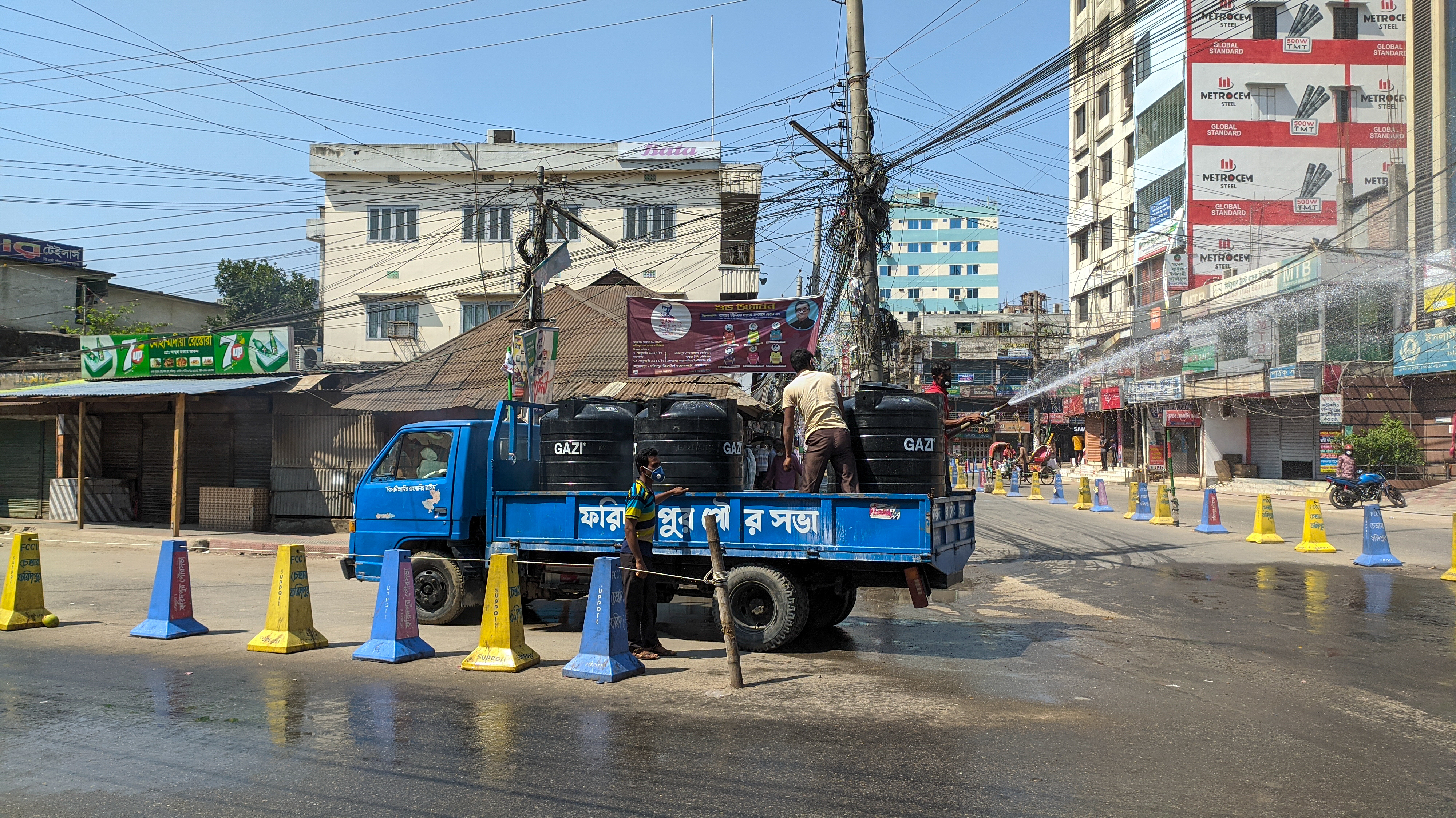 করোনাভাইরাসের সংক্রমণ রোধে ফরিদপুর পৌর এলাকার সব রাস্তায় জীবাণুনাশক স্প্রে