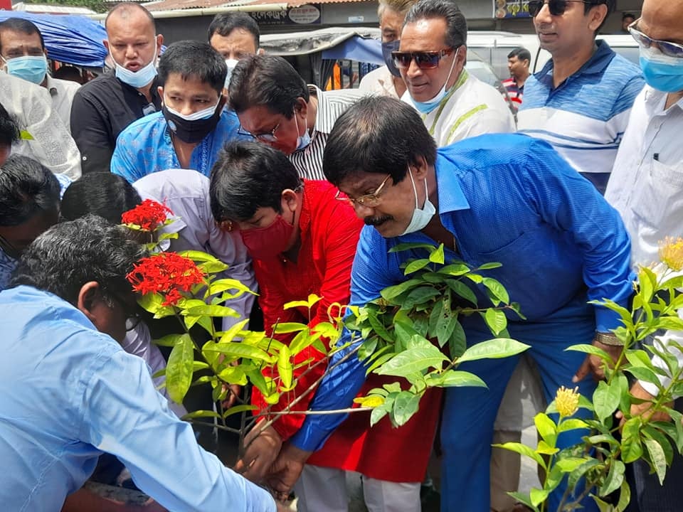 ফরিদপুর পৌরসভাকে গ্রীন সিটি করার লক্ষ্যে প্রধান সড়কের মাঝ খান দিয়ে বিভিন্ন ধরনের বারো মাস ফুল ধরে এমন ফুল গাছ রোপন
