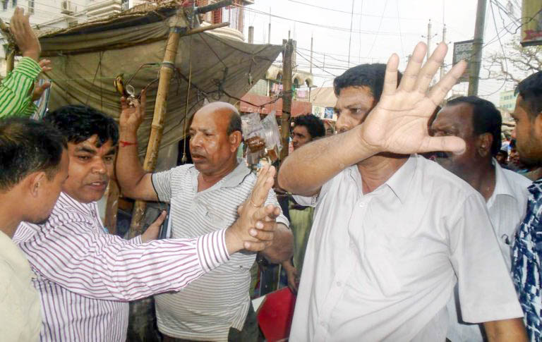 ফরিদপুর পৌরসভার অবৈধ স্থাপনা ও হকার উচ্ছেদঅভিযান