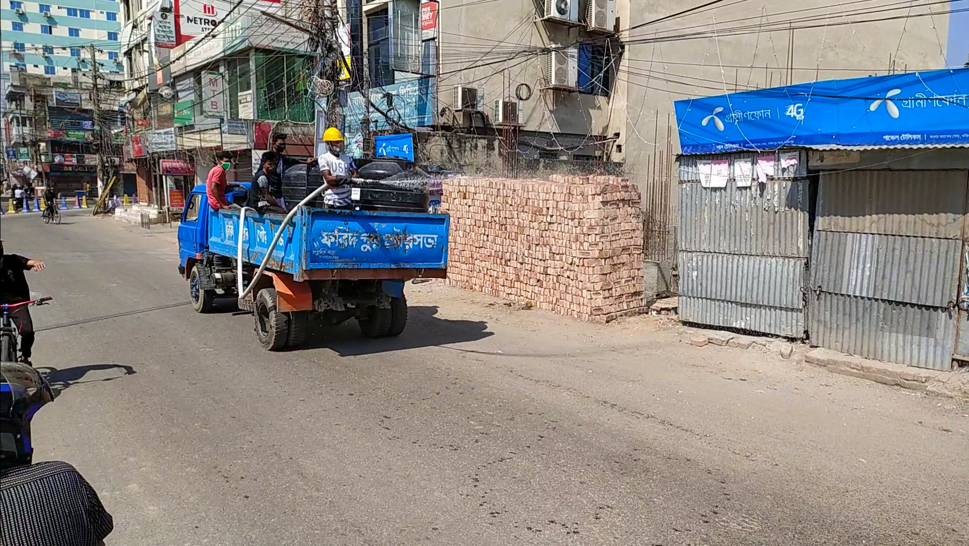 করোনাভাইরাসের সংক্রমণ রোধে ফরিদপুর পৌর এলাকার সব রাস্তায় জীবাণুনাশক স্প্রে