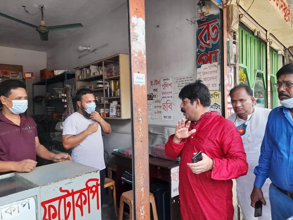 ফরিদপুর পৌরসভাকে গ্রীন সিটি করার লক্ষ্যে প্রধান সড়কের মাঝ খান দিয়ে বিভিন্ন ধরনের বারো মাস ফুল ধরে এমন ফুল গাছ রোপন