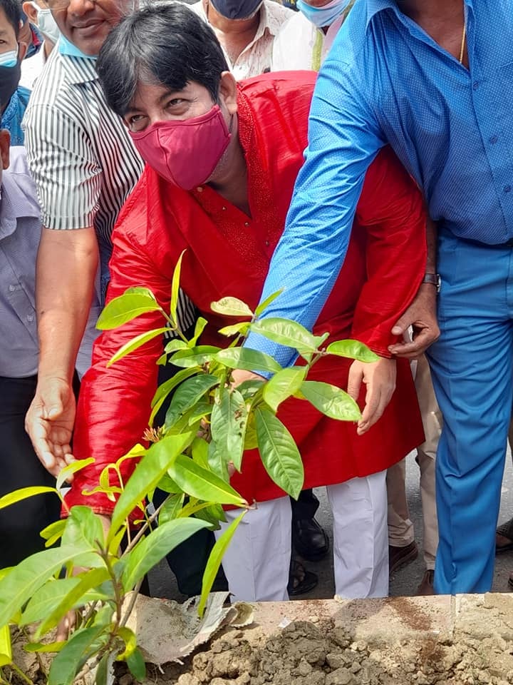 ফরিদপুর পৌরসভাকে গ্রীন সিটি করার লক্ষ্যে প্রধান সড়কের মাঝ খান দিয়ে বিভিন্ন ধরনের বারো মাস ফুল ধরে এমন ফুল গাছ রোপন