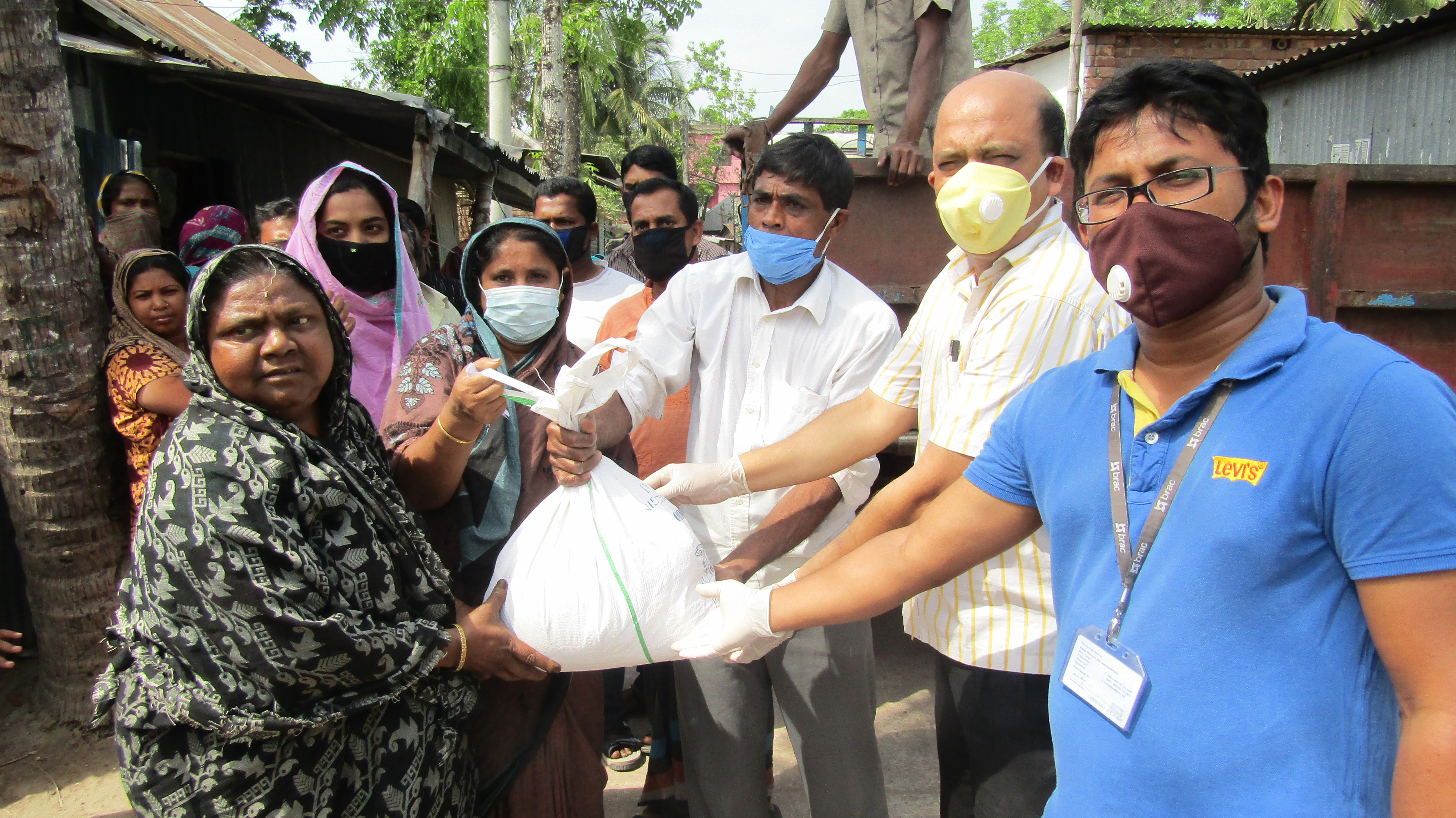 করনা ভাইরাস এর মহামারিতে দরিদ্র মানুষের মাঝে খাদ্য সামগ্রগী বিতরন