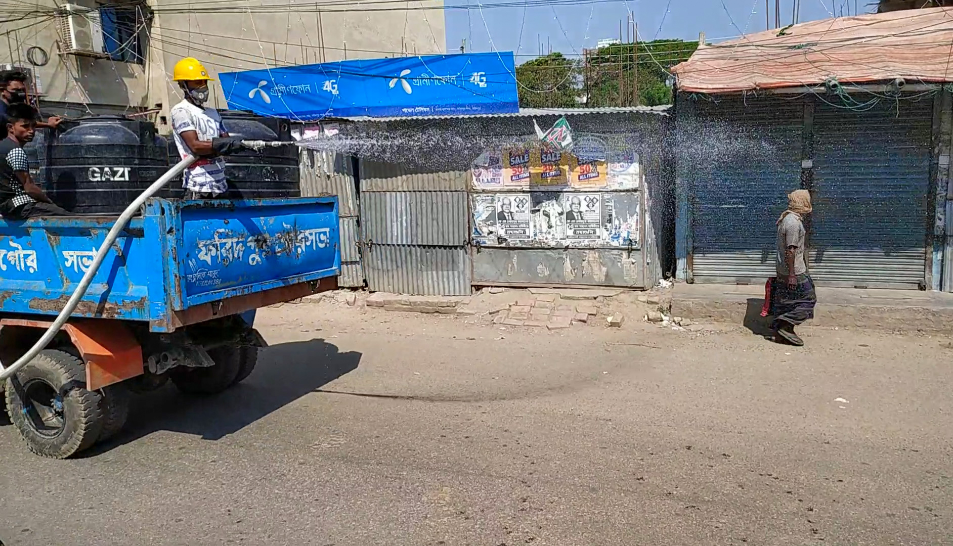 করোনাভাইরাসের সংক্রমণ রোধে ফরিদপুর পৌর এলাকার সব রাস্তায় জীবাণুনাশক স্প্রে