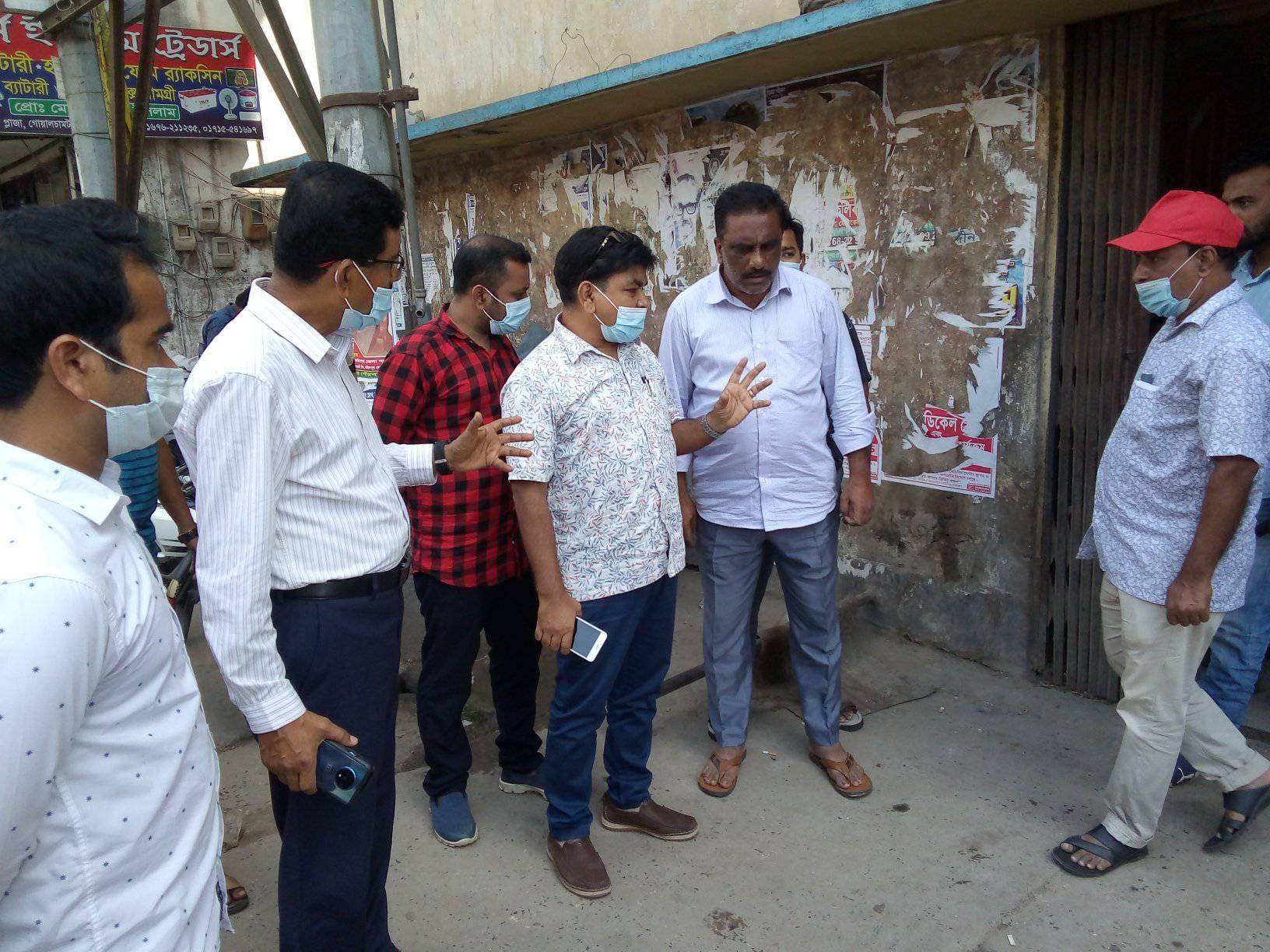 অবৈধ মলের লাইন ড্রেনের সাথে সংযুক্ত এবং নদী নালা র পরিবেশ দূষিত করছেন। ঐ সকল বাড়িঘর অফিসের মলের লাইন সিলগালা করা হচ্ছে।