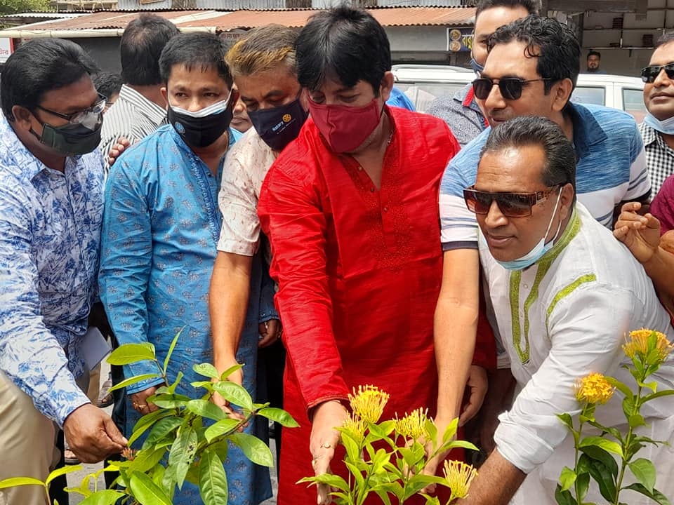 ফরিদপুর পৌরসভাকে গ্রীন সিটি করার লক্ষ্যে প্রধান সড়কের মাঝ খান দিয়ে বিভিন্ন ধরনের বারো মাস ফুল ধরে এমন ফুল গাছ রোপন