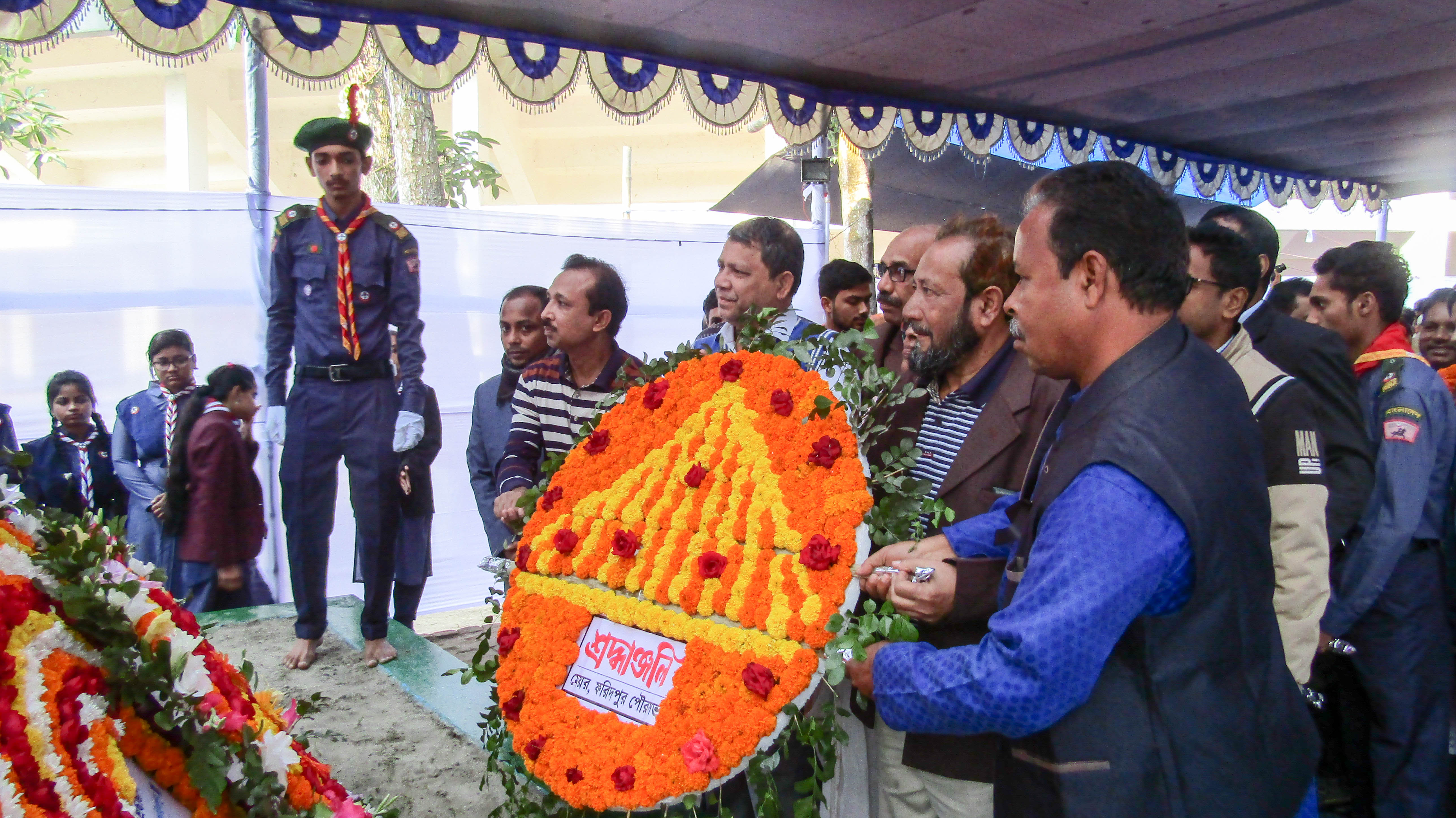 শহীদ বুদ্ধিজীবিদের গন কবরে শ্রদ্ধাঞ্জলি