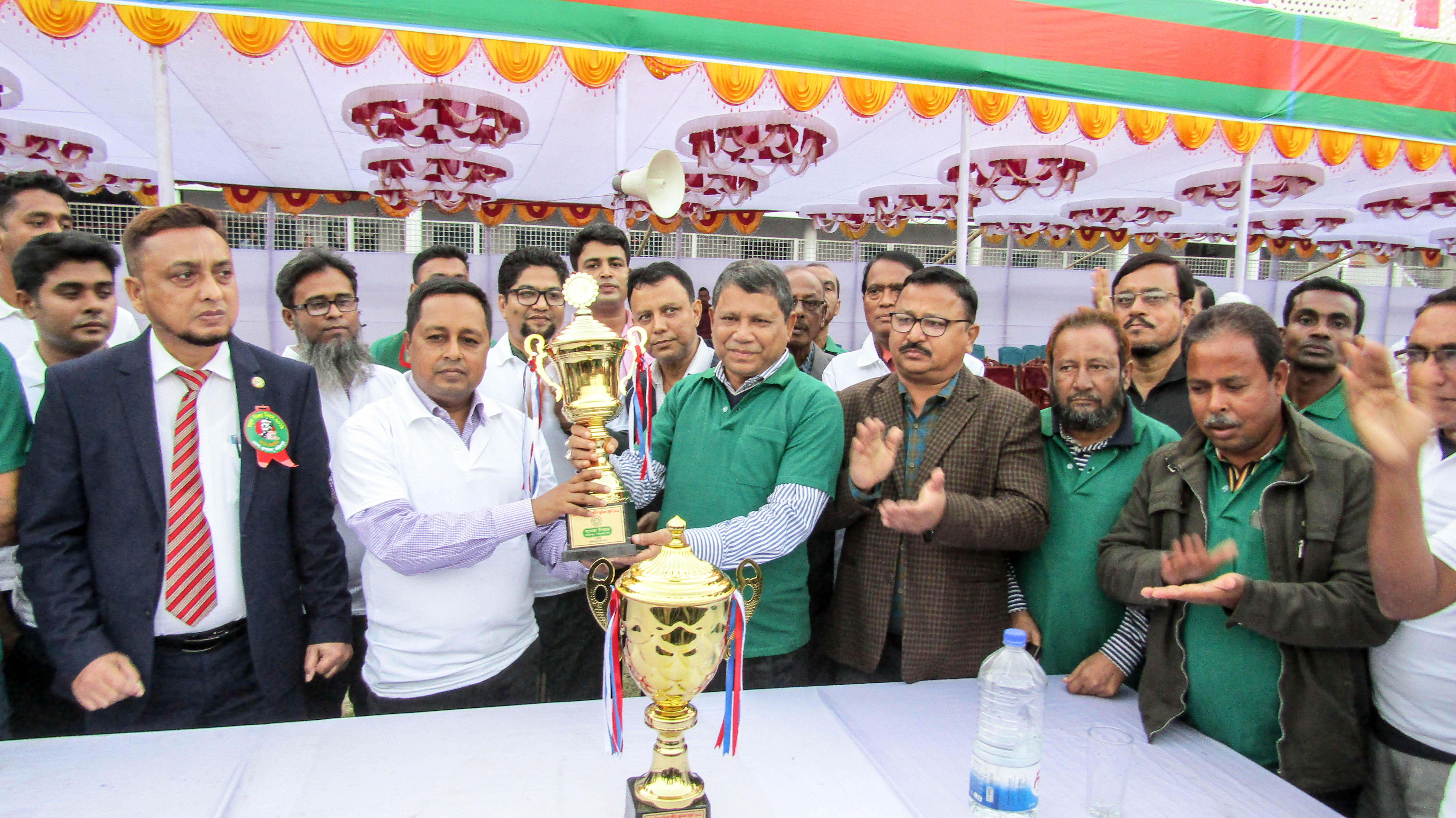 ১৬ই ডিসেম্বর মহান বিজয় দিবস উপলক্ষে ফরিদপুর জেলা প্রশাসন ও ফরিদপুর পৌরসভা এর মধ্যে প্রীতি ফুটবল ম্যাচ