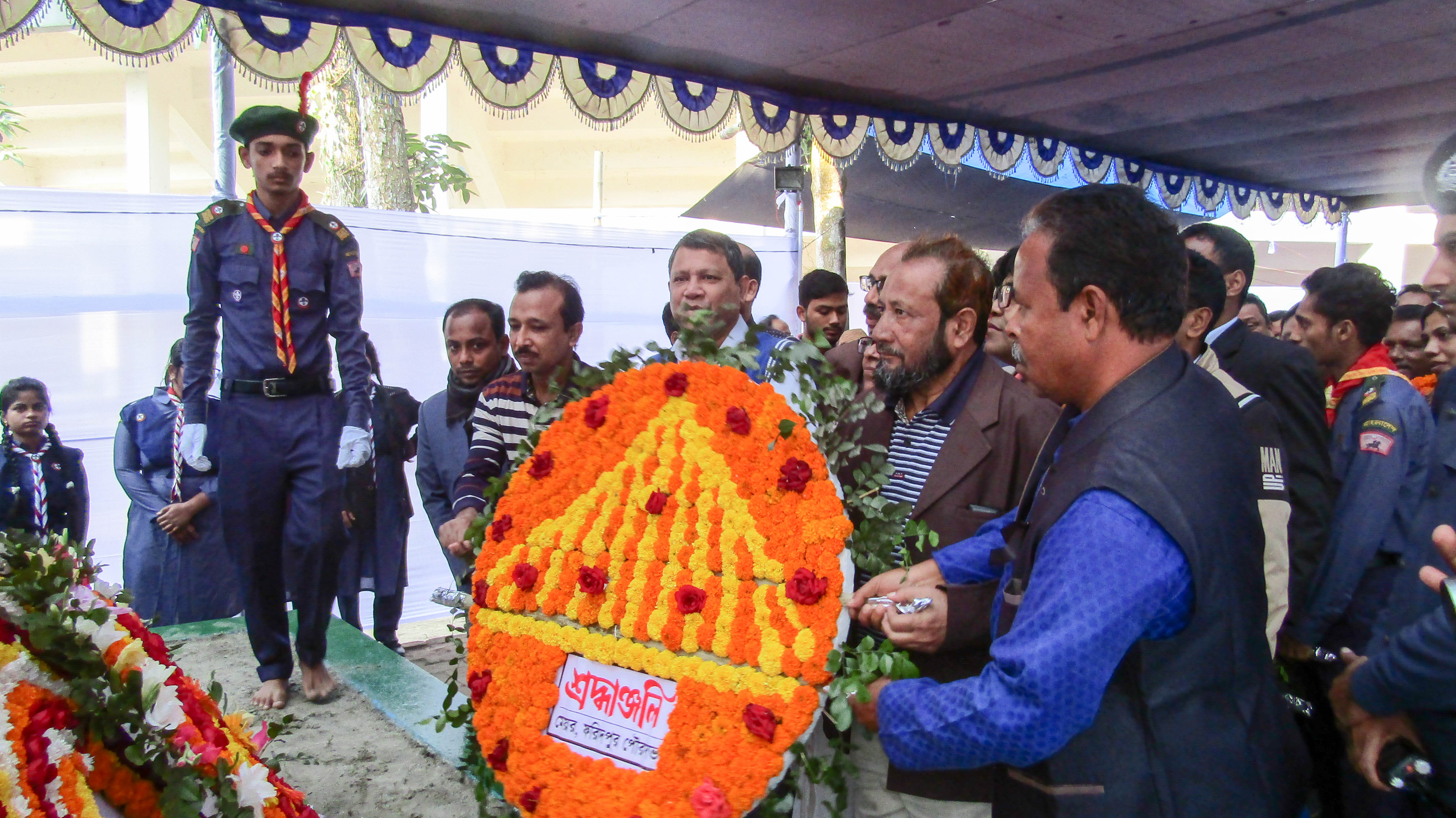 শহীদ বুদ্ধিজীবিদের গন কবরে শ্রদ্ধাঞ্জলি