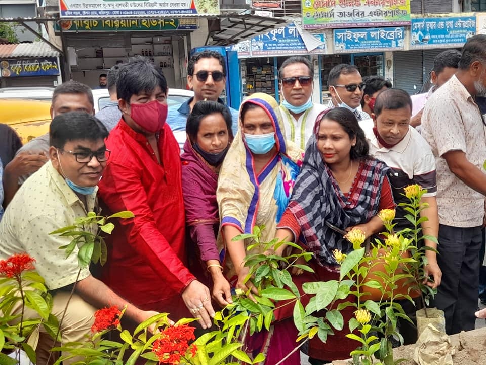 ফরিদপুর পৌরসভাকে গ্রীন সিটি করার লক্ষ্যে প্রধান সড়কের মাঝ খান দিয়ে বিভিন্ন ধরনের বারো মাস ফুল ধরে এমন ফুল গাছ রোপন