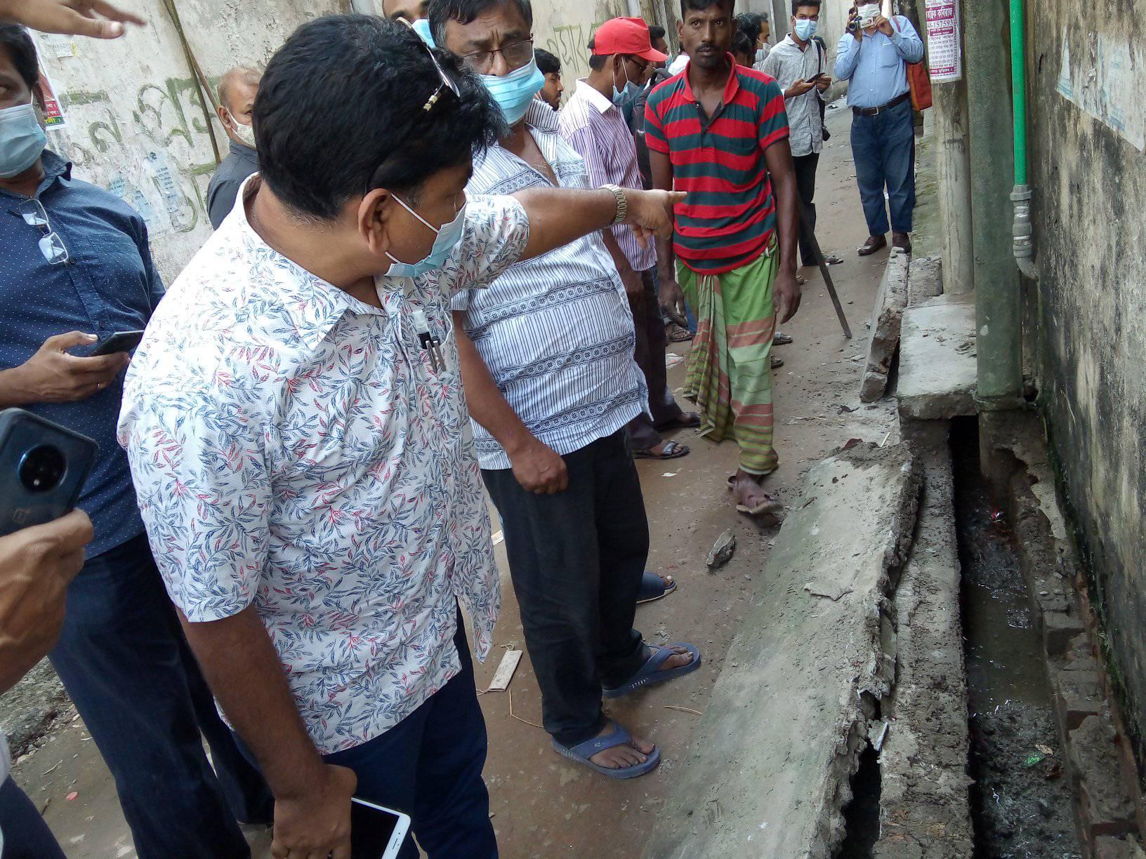 অবৈধ মলের লাইন ড্রেনের সাথে সংযুক্ত এবং নদী নালা র পরিবেশ দূষিত করছেন। ঐ সকল বাড়িঘর অফিসের মলের লাইন সিলগালা করা হচ্ছে।