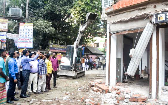 ফরিদপুর পৌরসভার অবৈধ স্থাপনা ও হকার উচ্ছেদঅভিযান