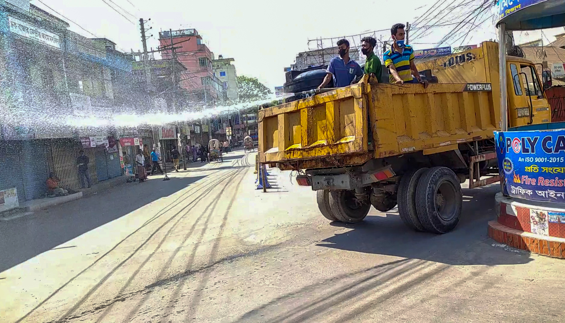 করোনাভাইরাসের সংক্রমণ রোধে ফরিদপুর পৌর এলাকার সব রাস্তায় জীবাণুনাশক স্প্রে