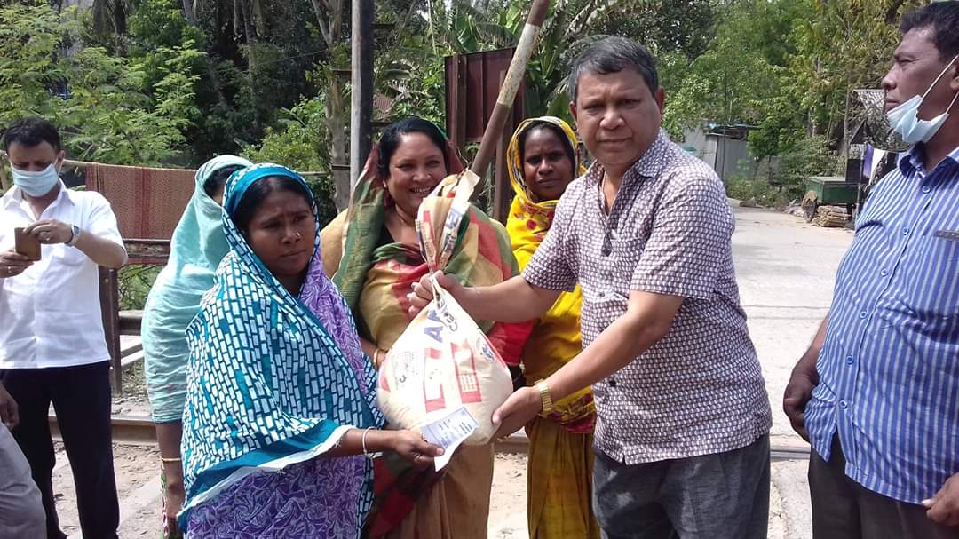 করনা ভাইরাস এর মহামারিতে দরিদ্র মানুষের মাঝে খাদ্য সামগ্রগী বিতরন