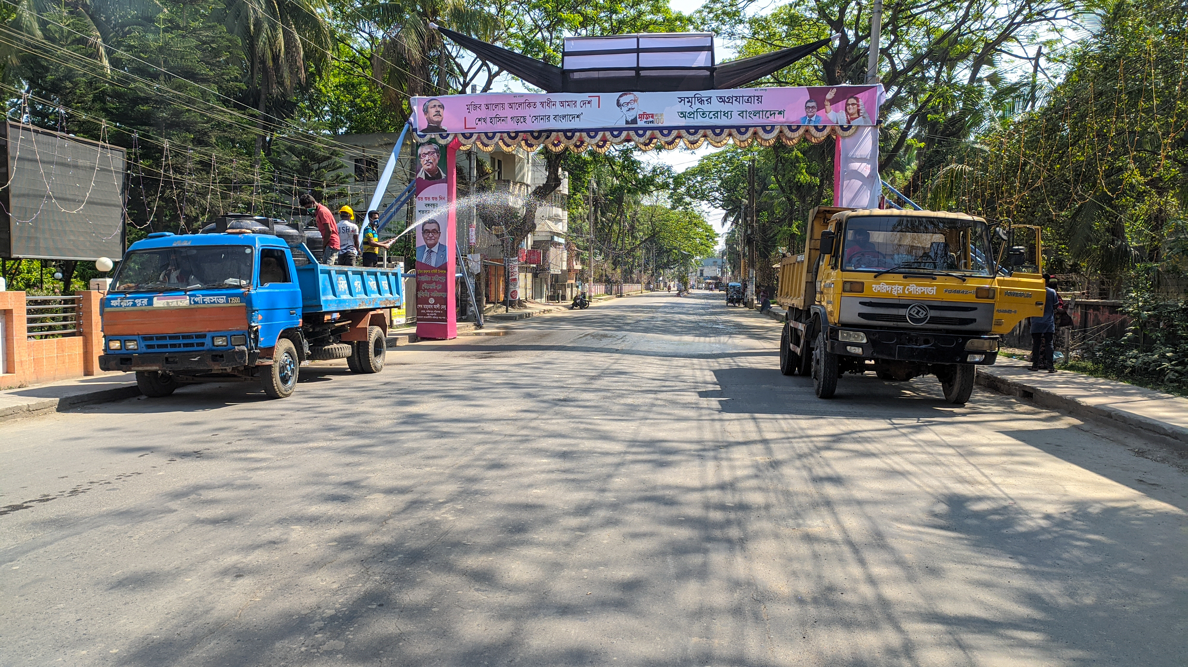 করোনাভাইরাসের সংক্রমণ রোধে ফরিদপুর পৌর এলাকার সব রাস্তায় জীবাণুনাশক স্প্রে