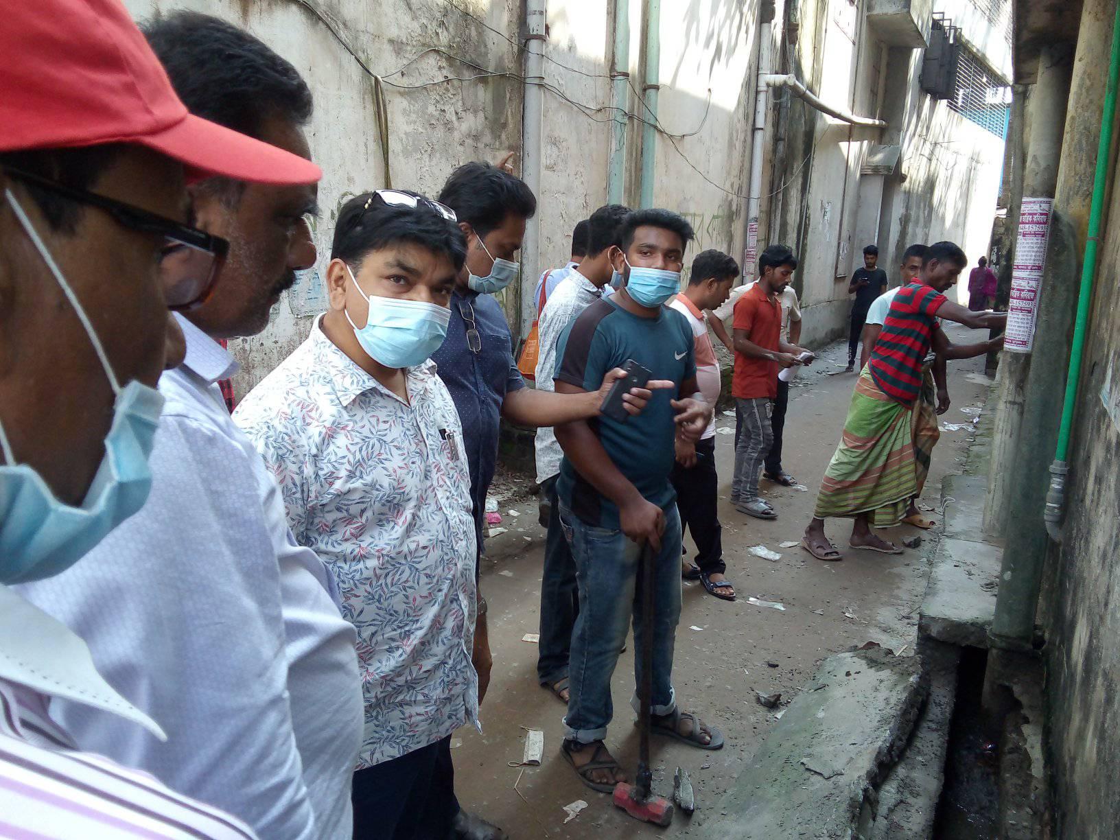 অবৈধ মলের লাইন ড্রেনের সাথে সংযুক্ত এবং নদী নালা র পরিবেশ দূষিত করছেন। ঐ সকল বাড়িঘর অফিসের মলের লাইন সিলগালা করা হচ্ছে।