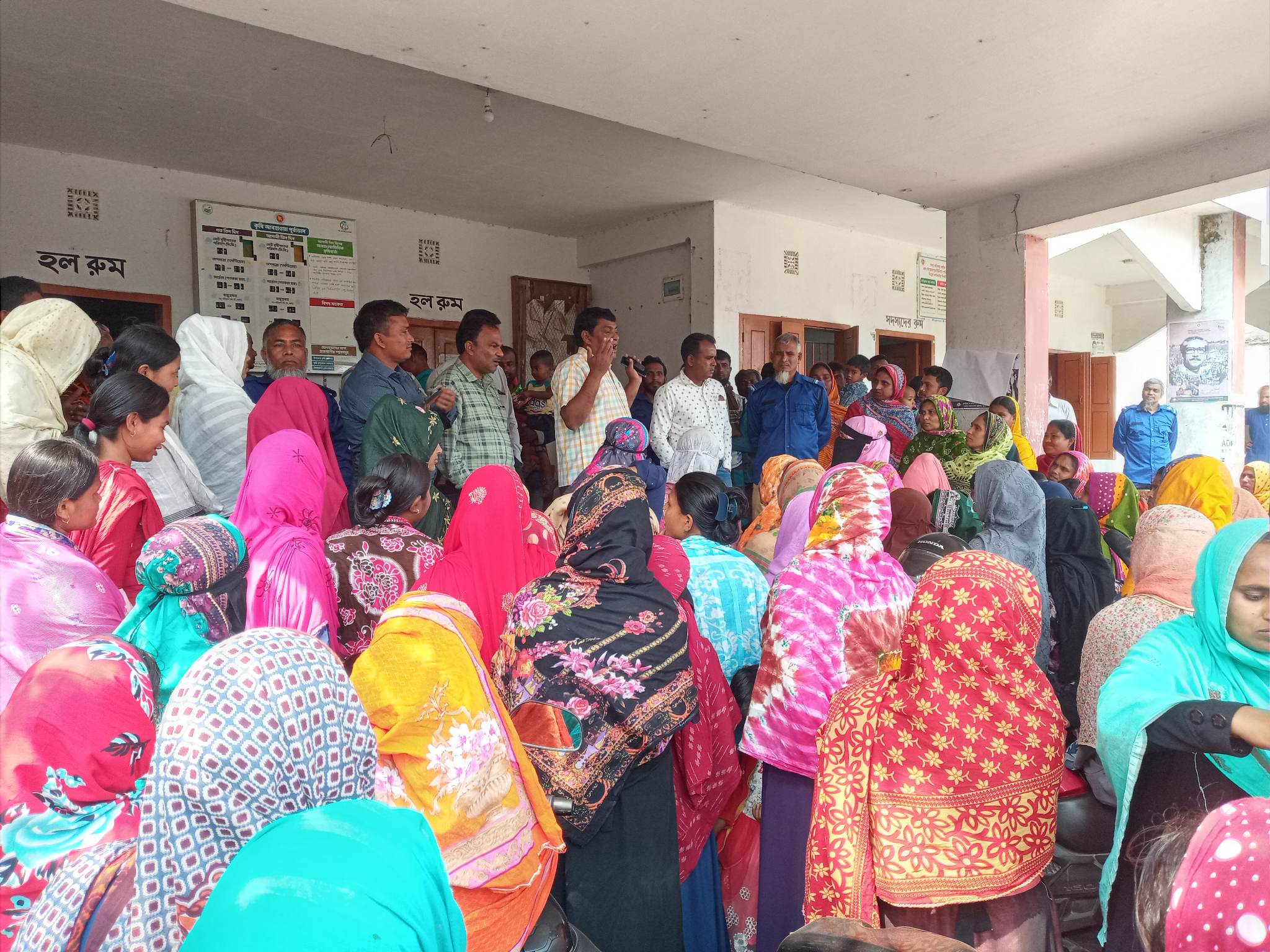 2023-2024 খাদ্য চক্র ভি ডব্লিউ বি এর ৩ নং ফতেজংপুর ইউনিয়নের চাল বিতনর কর্মসূচী
