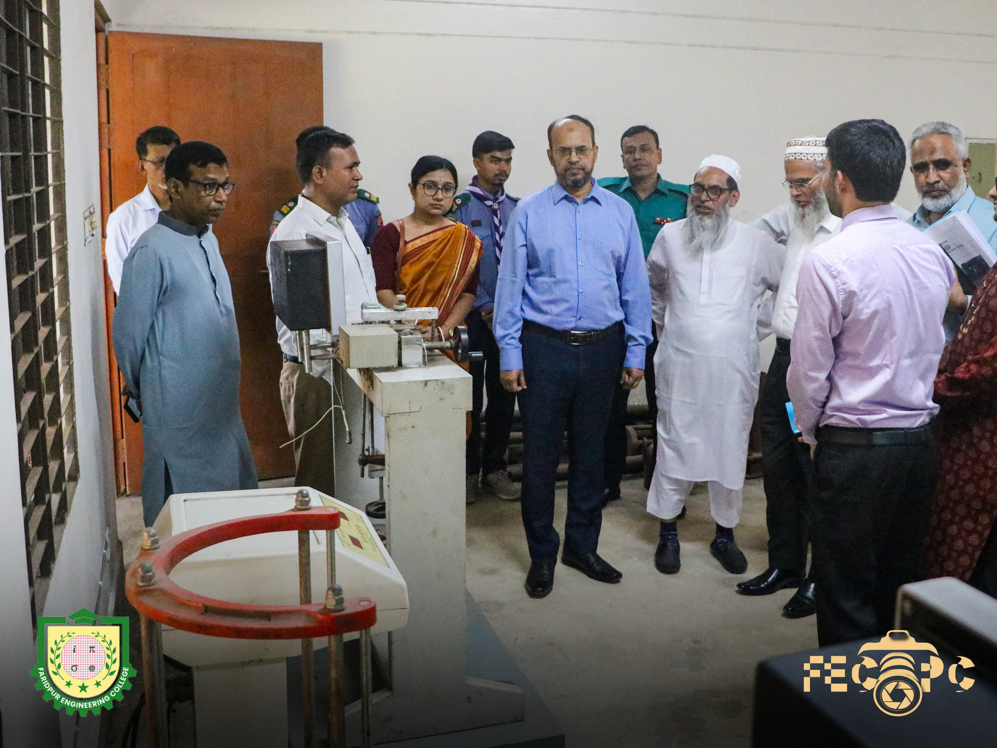 সচিব মহোদয় কর্তৃক ল্যাব পরিদর্শন