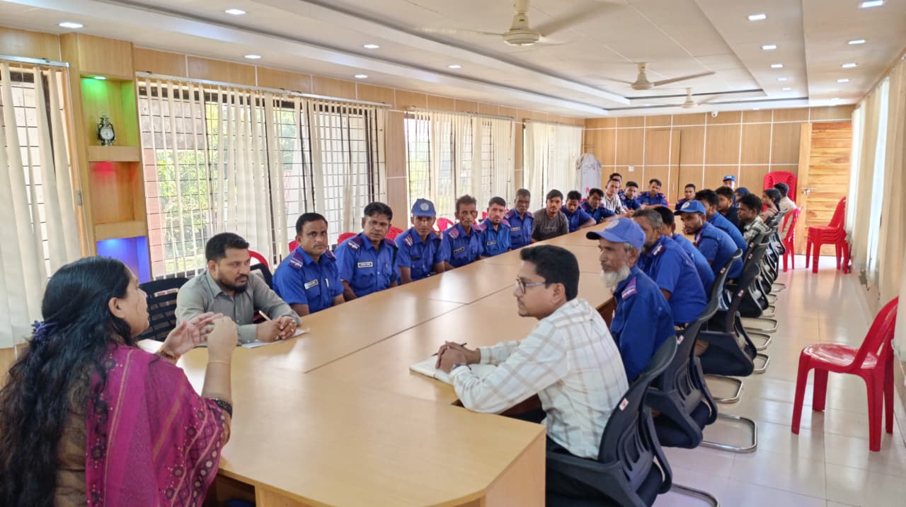 গ্রাম পুলিশের গ্রুমিং