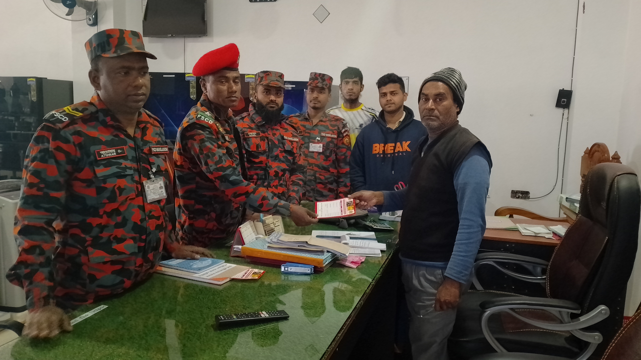 ওয়ালটন শো রুমে গনসংযোগ