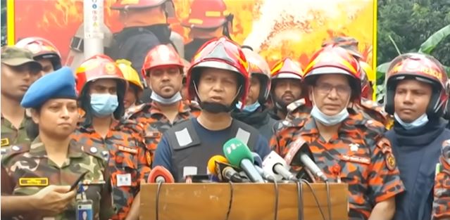 চট্টগ্রামের সীতাকুন্ডের বিএম কনটেইনার ডিপোতে গত ০৪/০৬/২০২২ তারিখ শনিবার ২১.১৫ ঘটিকায় ভয়াবহ অগ্নিকান্ডে মিডিয়া ব্রিফ এর স্থির চিত্রঃ