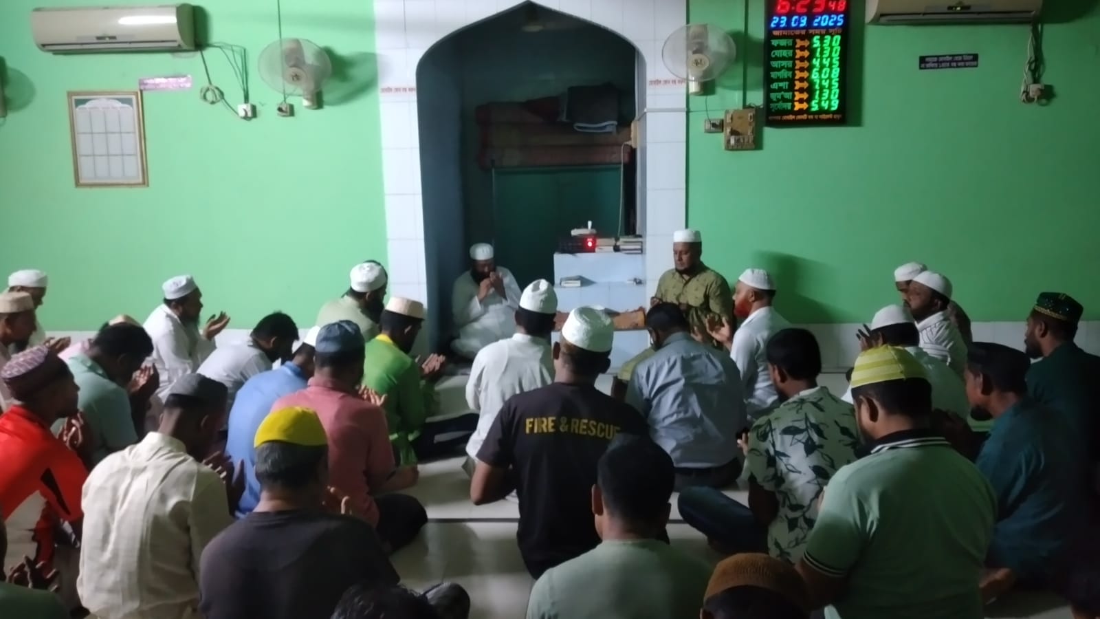 শহীদ ফায়ারফাইটার শামীম আহমেদ এর জন্য ফরিদপুর ফায়ার সার্ভিসে দোয়া করা হয়।