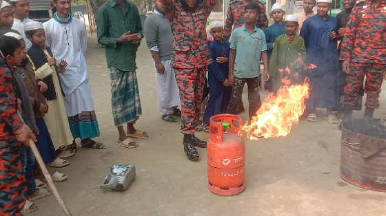 ঘিওর ফায়ার সার্ভিস ও সিভিল ডিফেন্স কর্তৃক আবু হুরায়রা হিফজুল কুরআন মাদ্রাসায় অগ্নি নির্বাপন মহড়া করানো হয়।