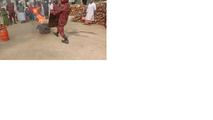 ঘিওর ফায়ার সার্ভিস ও সিভিল ডিফেন্স কর্তৃক আবু হুরায়রা হিফজুল কুরআন মাদ্রাসায় অগ্নি নির্বাপন মহড়া করানো হয়।