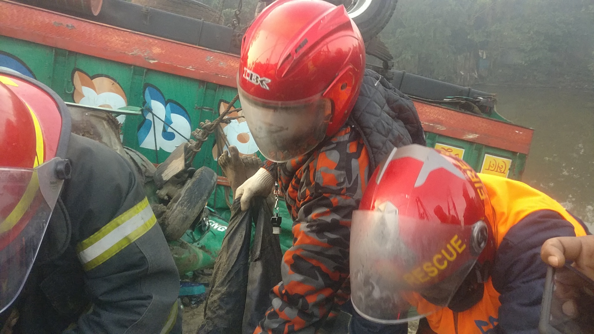 সড়ক দূর্ঘটনায় উদ্ধার