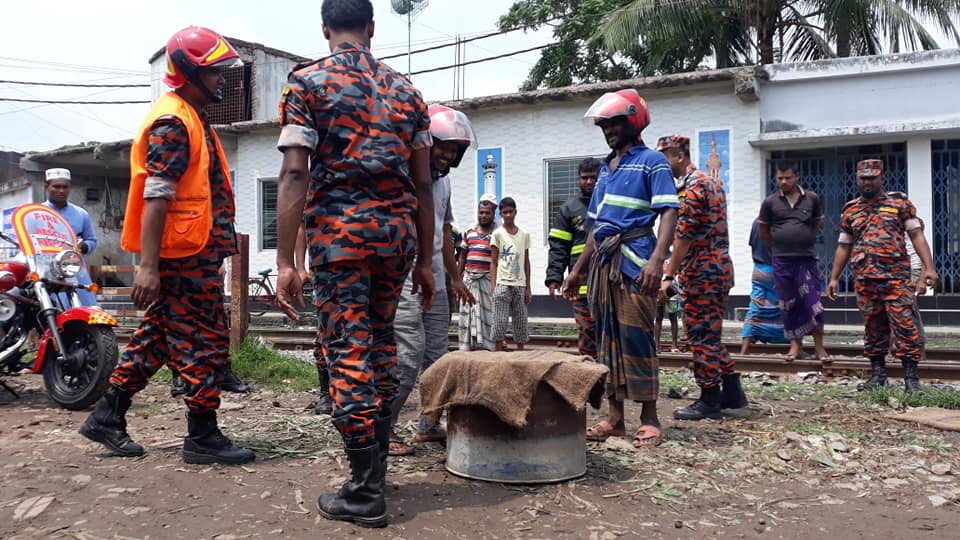 খুলনা সদর ফায়ার ষ্টেশন কতৃর্ক জনসচেতনতামুলক মহড়।