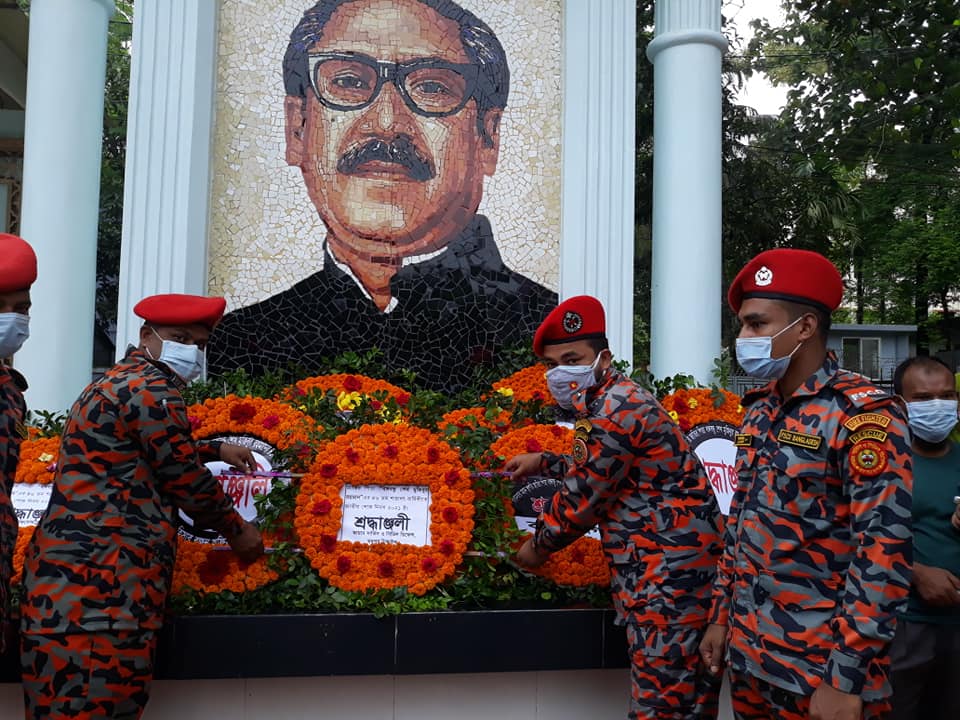 ১৫ আগস্ট জাতীয় শোক দিবস ও জাতির জনক বঙ্গবন্ধু শেখ মুজিবুর রহমানের শাহাদাৎ বার্ষিকী উপলক্ষে মধুপুর ফায়ার সার্ভিস ও সিভিল ডিফেন্স স্টেশনের স্টেশন অফিসার মোঃ দেলোয়ার হোসেনের নেতৃত্বে বঙ্গবন্ধু শেখ মুজিবুর রহমান এর প্রতিকৃতিতে শ্রদ্ধা নিবেদন ।