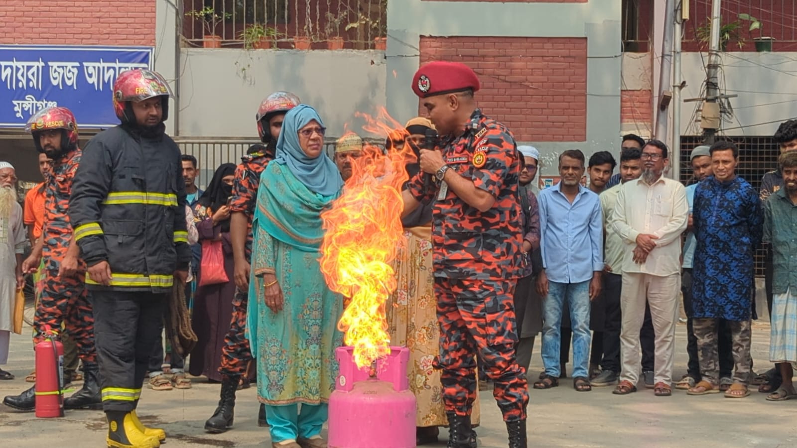 জাতীয় দুর্যোগ ও প্রস্তুতি দিবস-২০২৬ উপলক্ষে অগ্নিনির্বাপন, উদ্ধার, ভূমিকম্প ও প্রাথমিক চিকিৎসা বিষয়ে মুন্সীগঞ্জ কালেক্টরেট মাঠে মহড়া অনুষ্ঠিত হয়