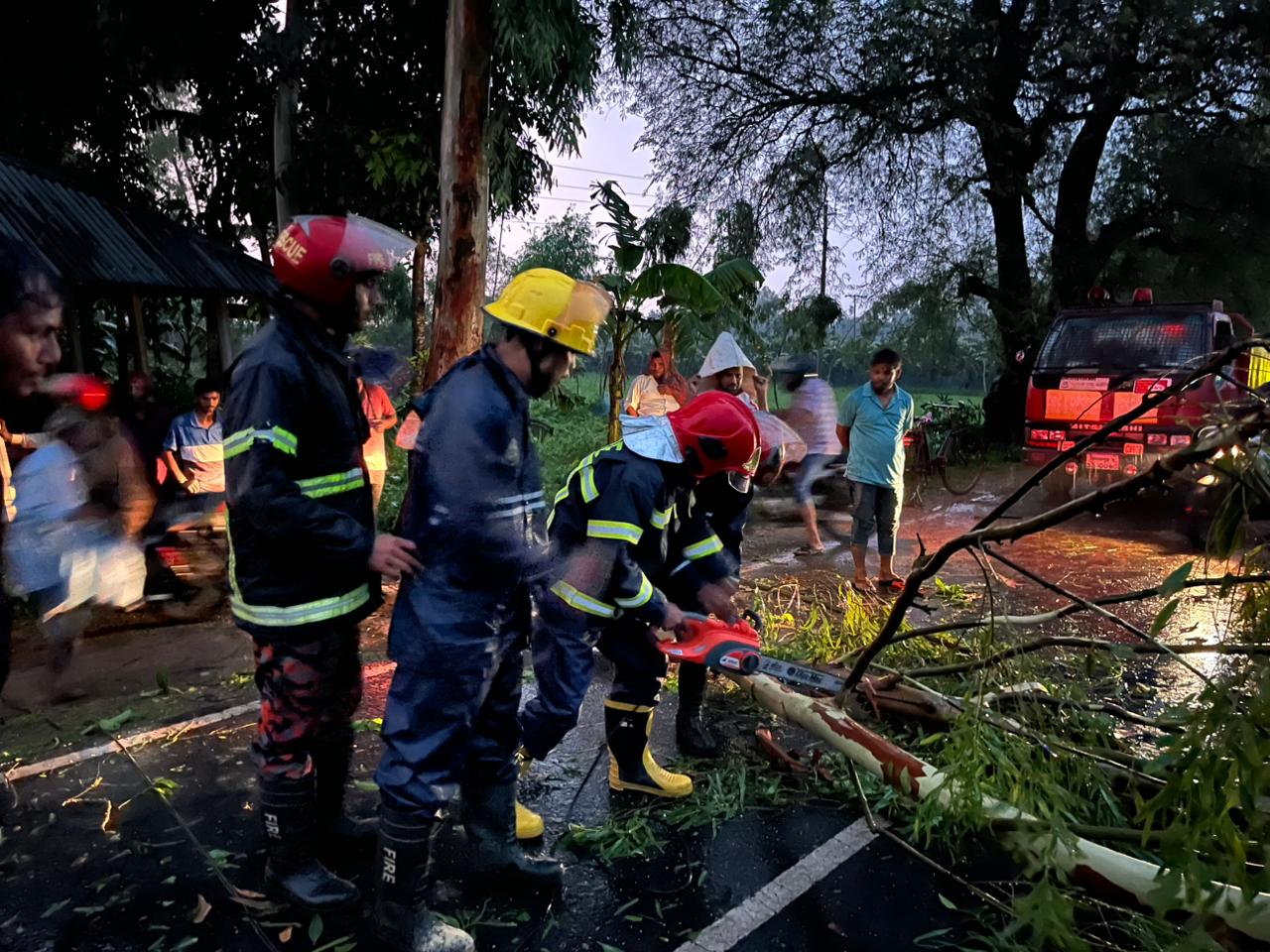 ঝড়ে রাস্তায় গাছ উপরে পড়ায় গাছ উদ্ধার