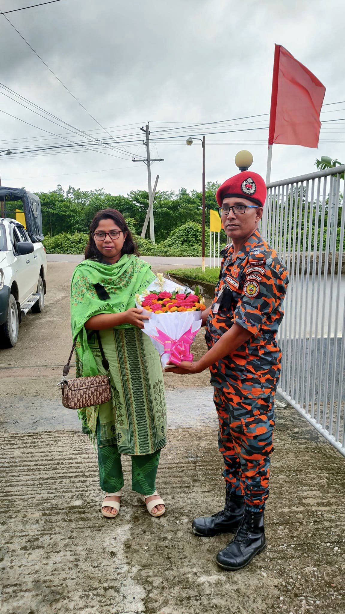 ০৭/০৮/২০২৩ খ্রি: তারিখে উপজেলা নির্বাহী অফিসার, রাজনগর; জনাব ফারজানা আক্তার মিতা মহোদয় রাজনগর ফায়ার সার্ভিস ও সিভিল ডিফেন্স স্টেশন পরিদর্শন করেন। এসময় মহোদয়কে ফুলেল শুভেচ্ছা জানান অত্র স্টেশনের স্টেশন অফিসার ইনচার্জ জনাব মো: আলী হোসেন।