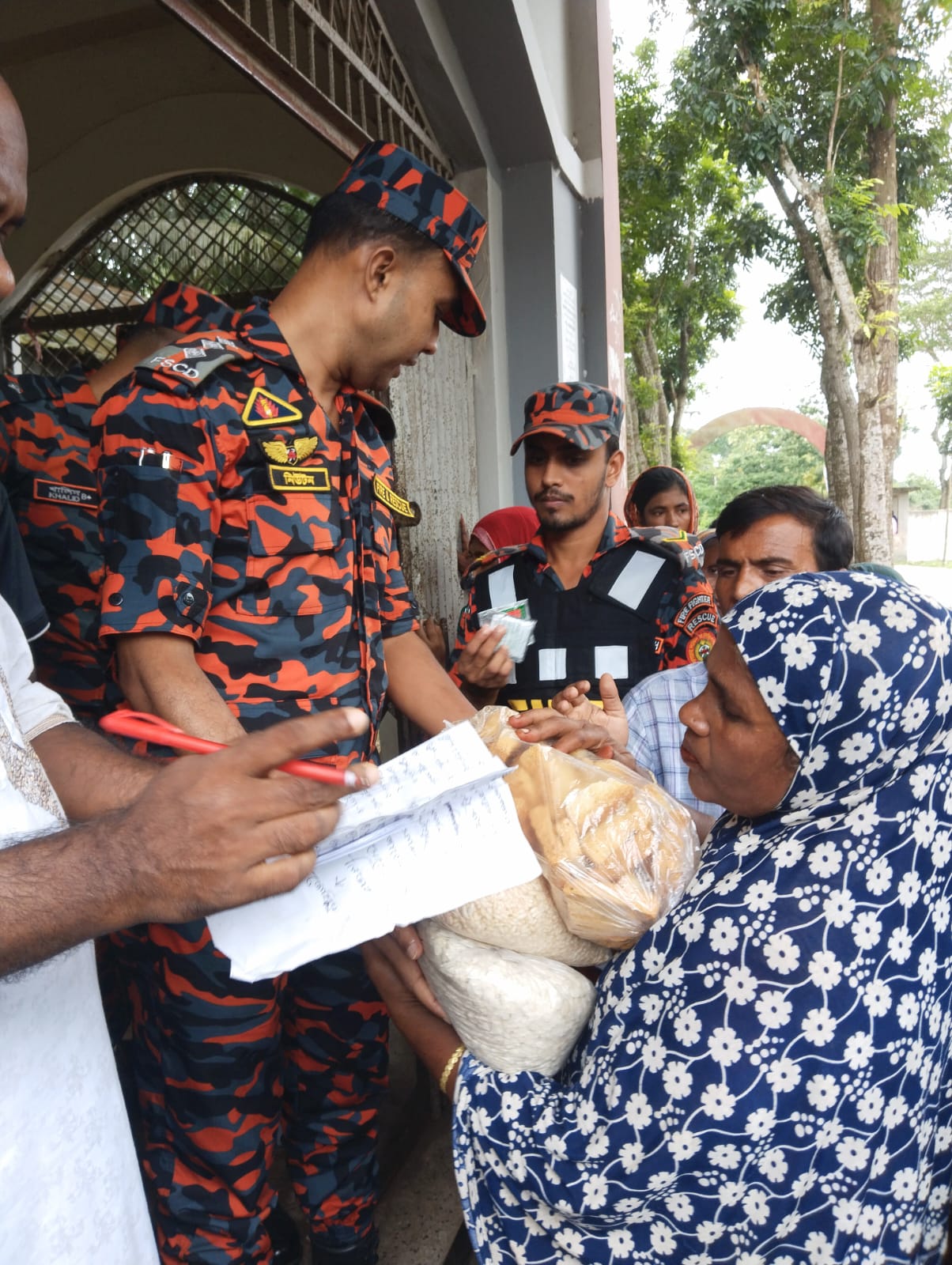 ডিএডি ব্রাহ্মণবাড়িয়া মহোদয় কসবা বন্যাদুর্গত এলাকায় উদ্ধার কাজ পর্যবেক্ষণ করেন এবং বিভিন্ন পয়েন্টে বন্যা কবলিতদের মাঝে খাদ্য সামগ্রী বিতরণ করেন।