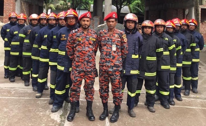 স্টেশনের কর্মকর্তা/কর্মচারীদের ছবি