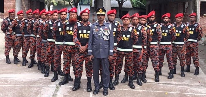 স্টেশনের কর্মকর্তা/কর্মচারীদের ছবি