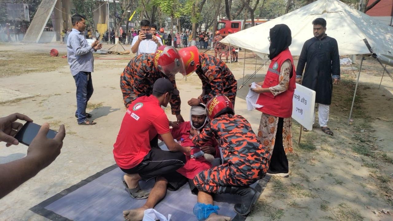 জাতীয় দুর্যোগ ও প্রস্তুতি দিবস-২০২৫ কালেক্টরেট মাঠ, মুন্সীগঞ্জ এ অগ্নিনির্বাপন ও প্রাথমিক চিকিৎসা বিষয়ে মহড়া।